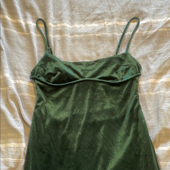 Elegant Dark Green Velvet Dress (L) - Picture 5 of 6